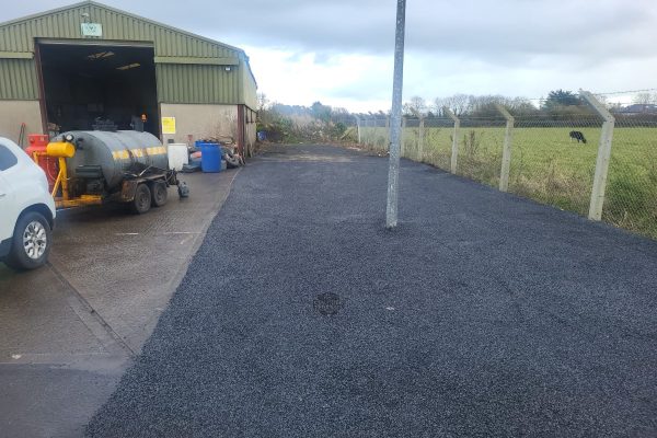 Laying a tar and chip driveway in Edenderry