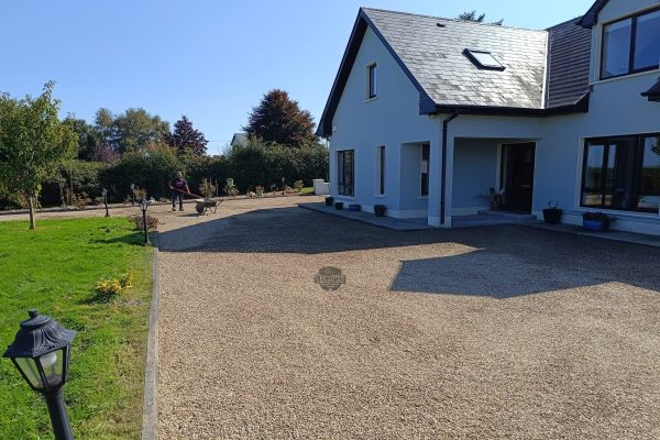 Laying a tar and chip driveway in Pullough