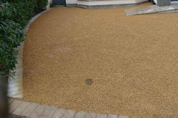 Laying a tar and chip driveway in Rahan