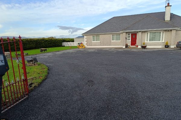 Laying a tar and chip driveway in Rhode